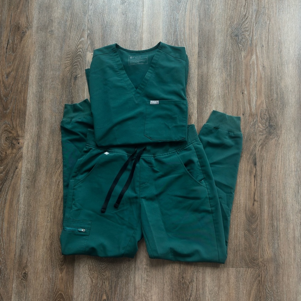 Forest Green Scrub Set. Both size Small.